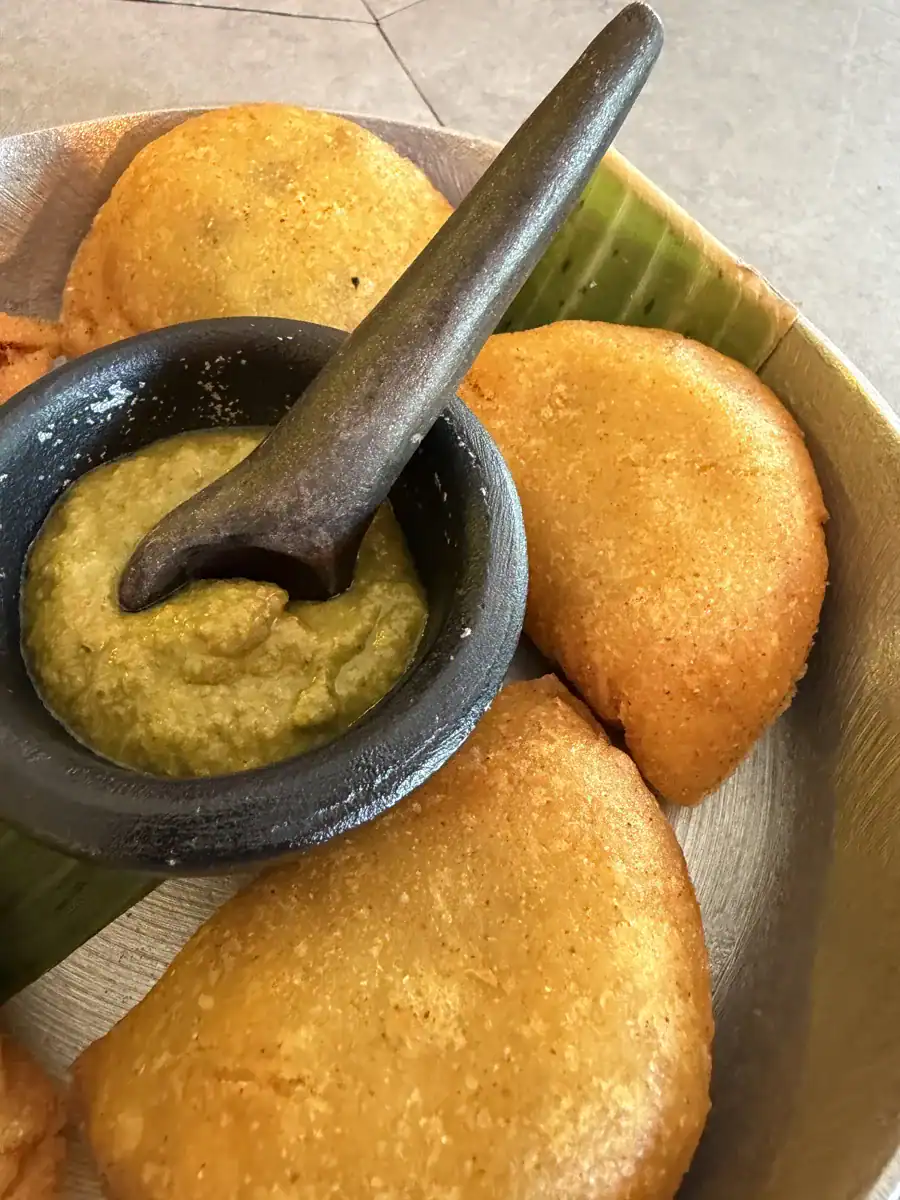 Arepas con salsa de aguacate en Tequendama