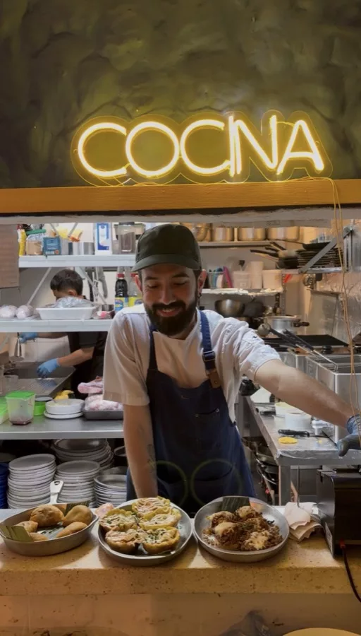 Chef del equipo de cocina de Tequendama Las Rozas presentando platos