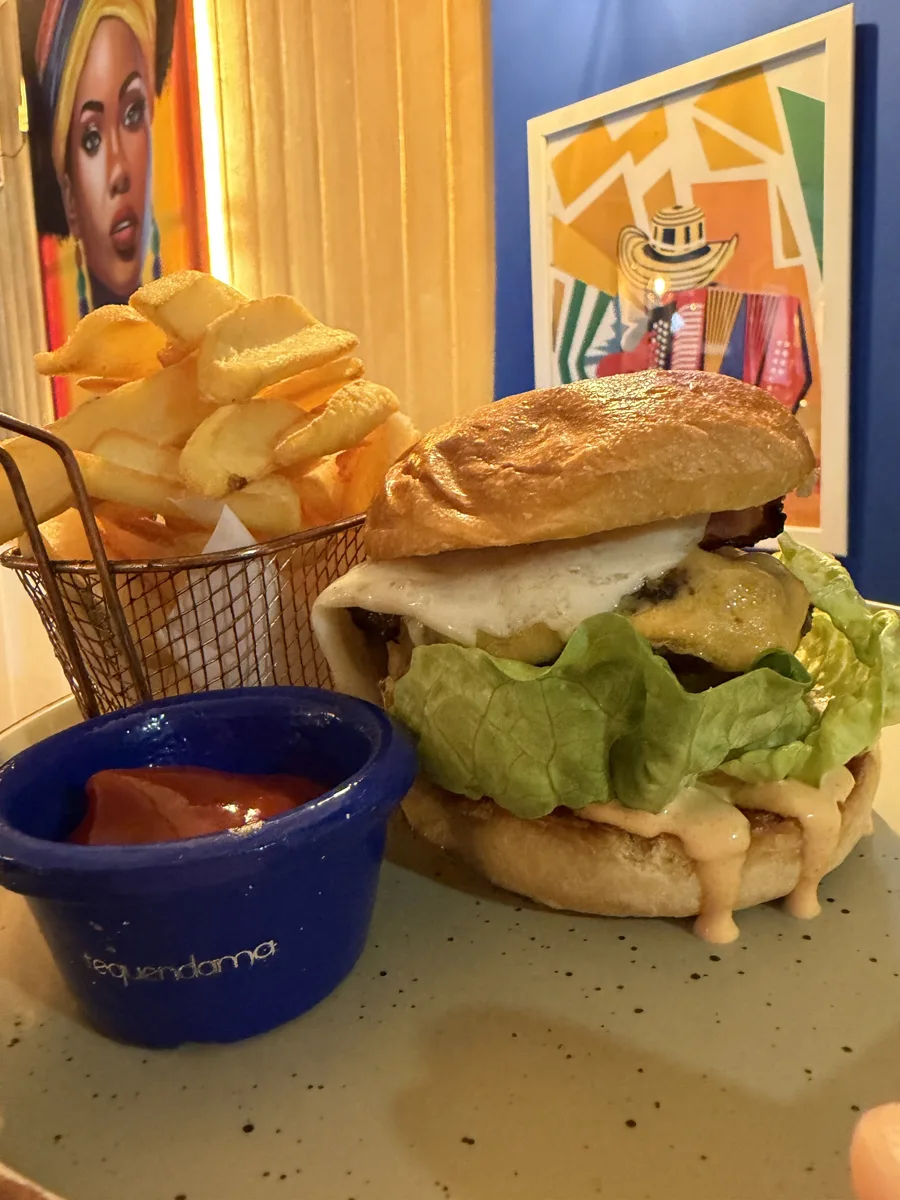 Hamburguesa con patatas en Tequendama