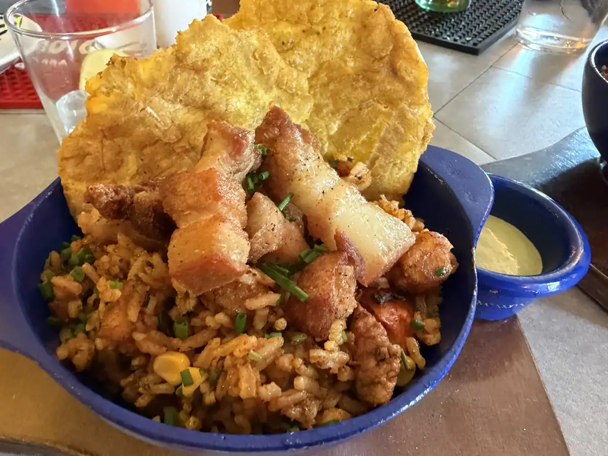 Arroz con chicharrón y patacón en Tequendama Moments