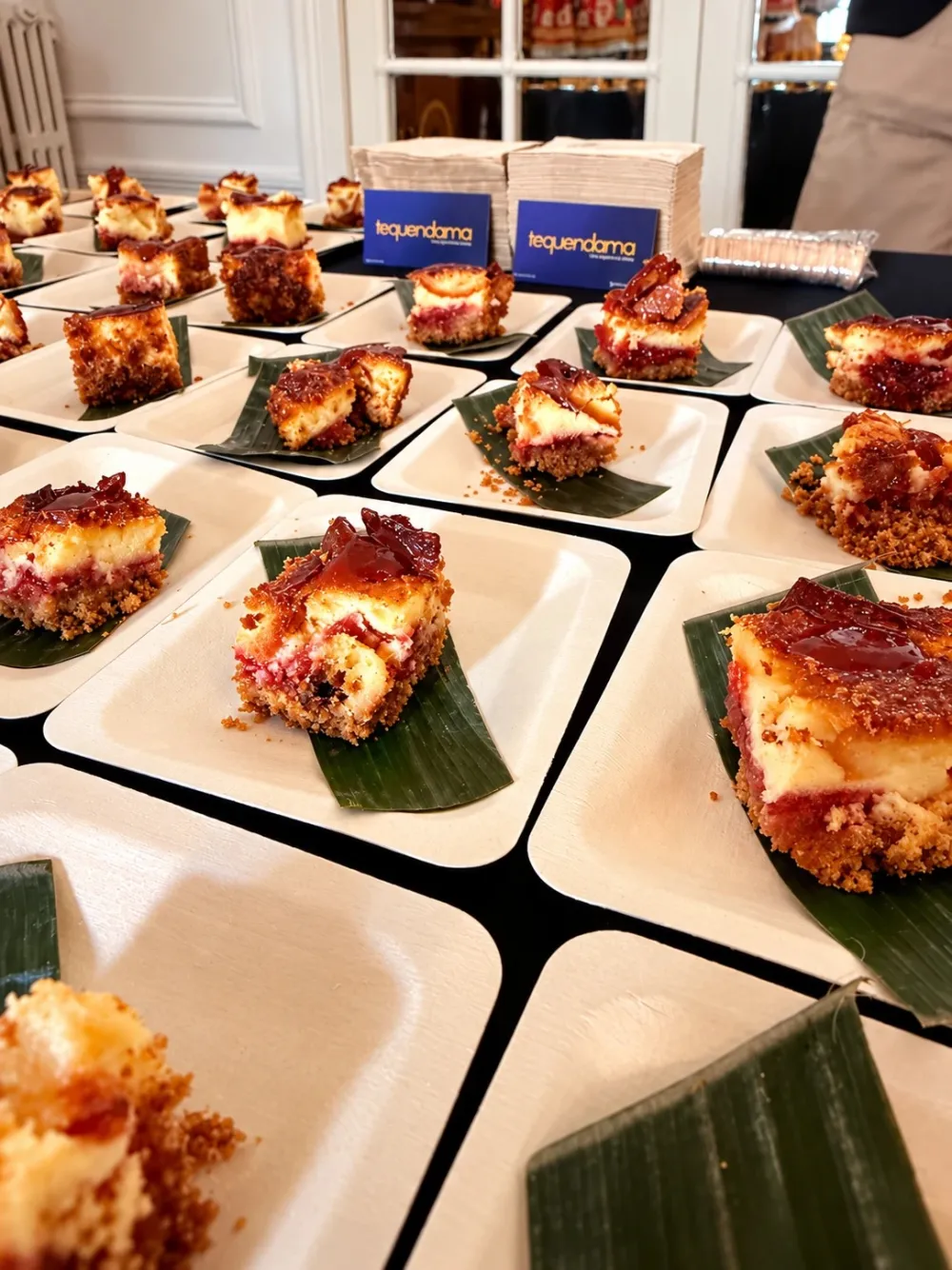 Cheesecake de almojábana de Tequendama servido sobre hoja de plátano en la Embajada de Colombia