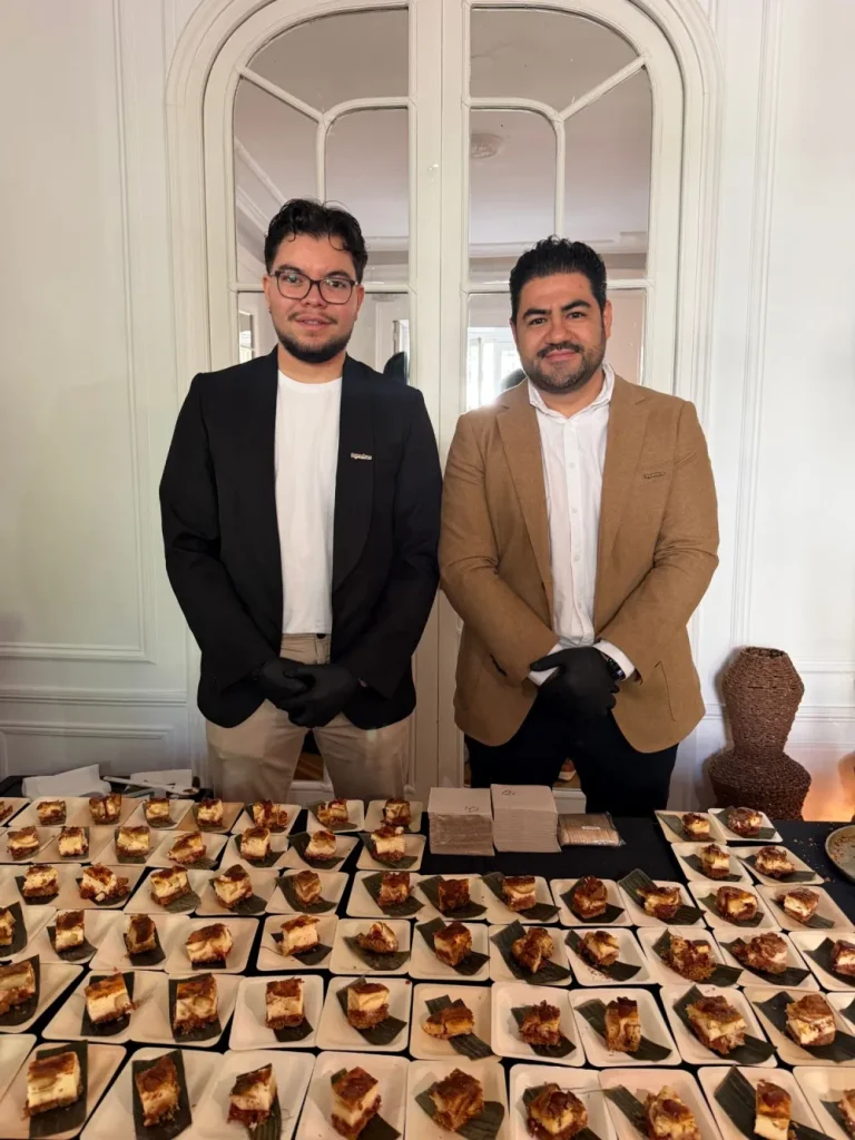 Equipo de Tequendama junto a la mesa de cheesecake de almojábana en la Embajada de Colombia