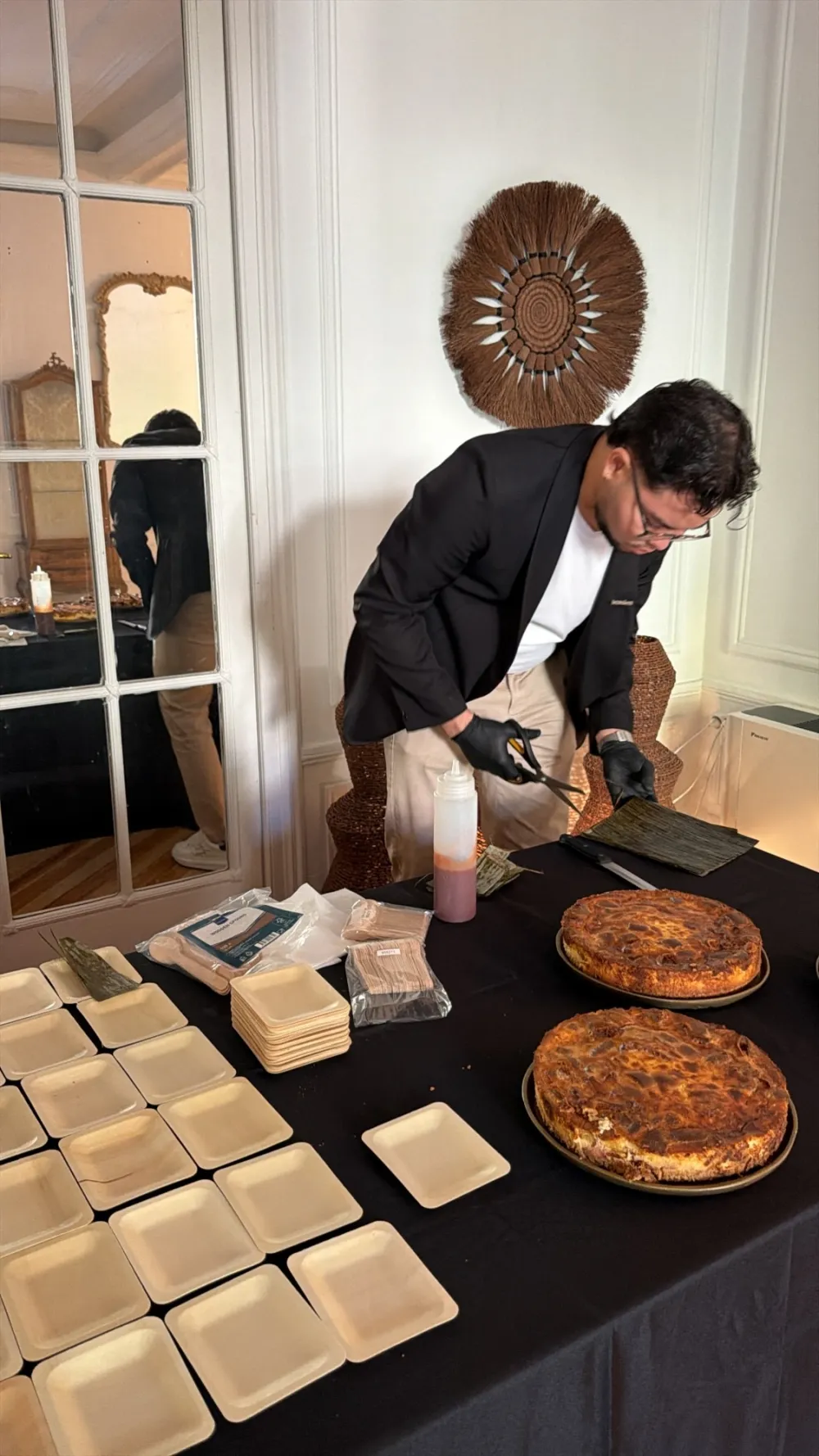 Preparación del catering de Tequendama: cheesecakes de almojábana y hojas de plátano