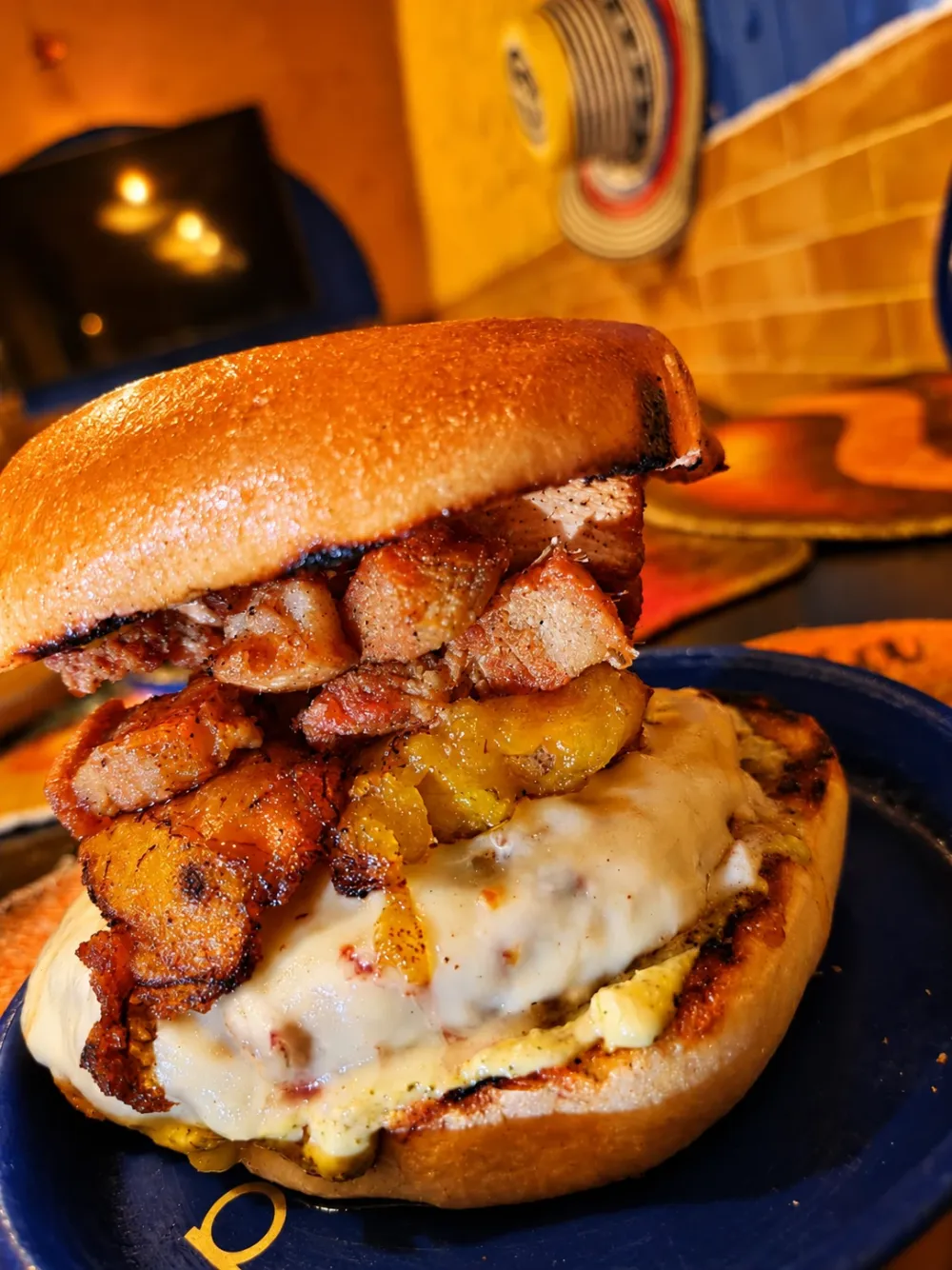 Burger El Salto con chicharrón crujiente y plátano maduro
