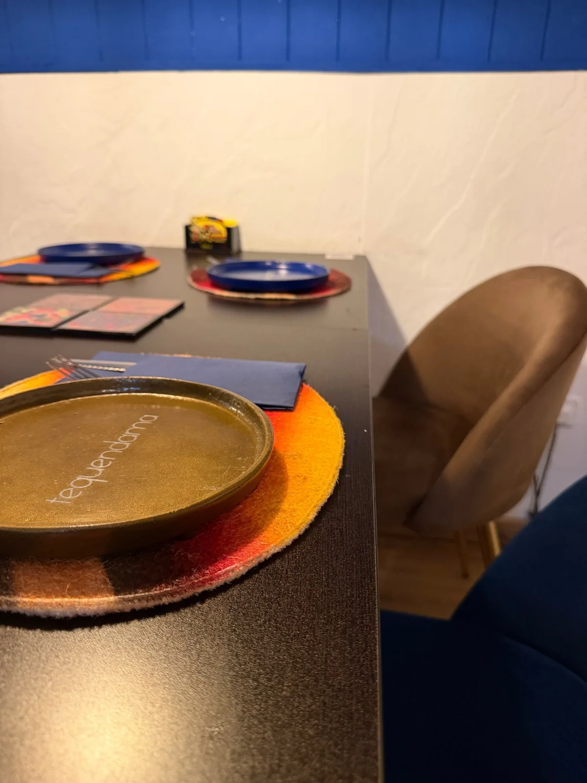 Mesa puesta con plato Tequendama en el restaurante de Las Rozas