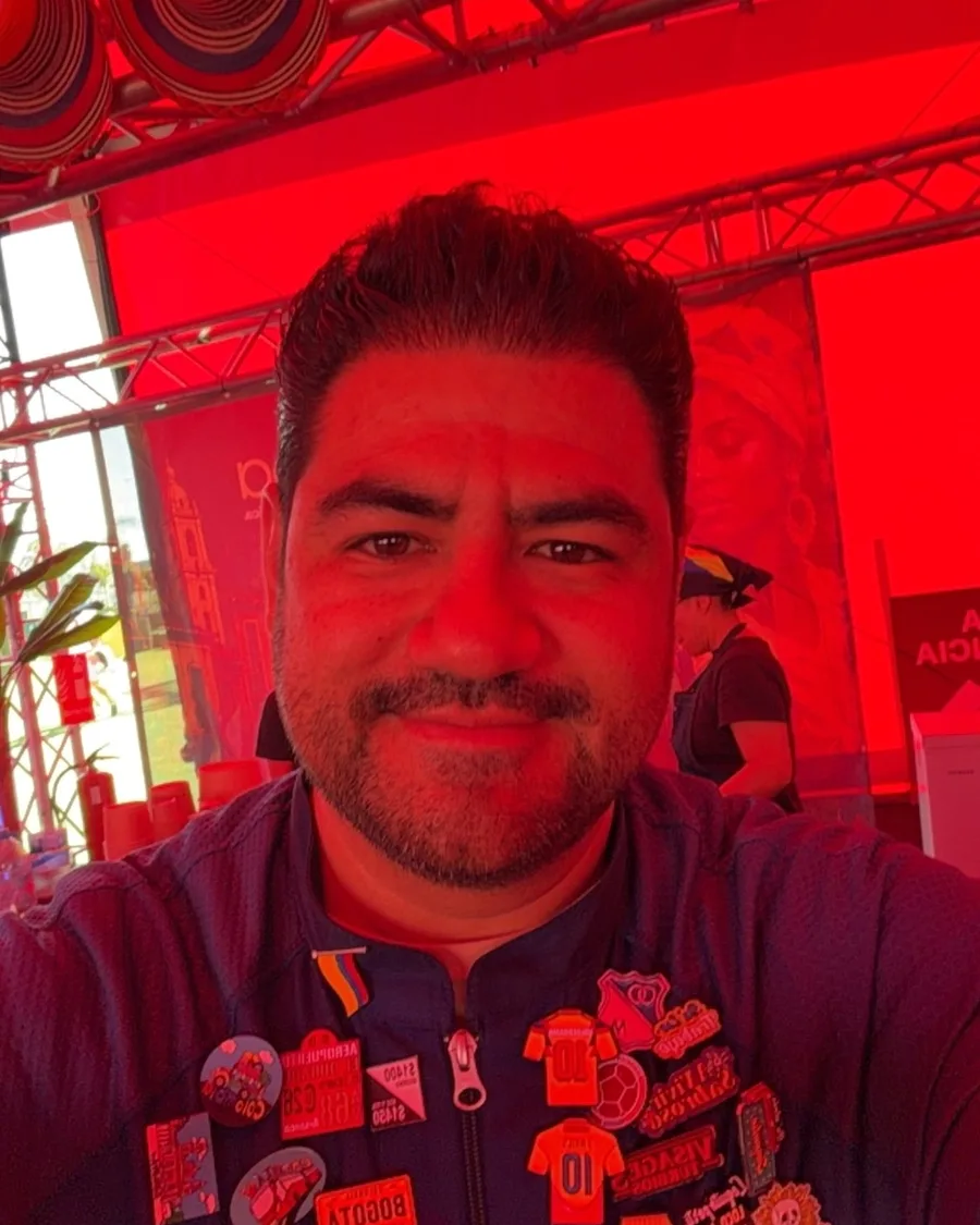 Omar Andrés Peña, fundador de Tequendama, en el stand de Tequendama en Macondo Park