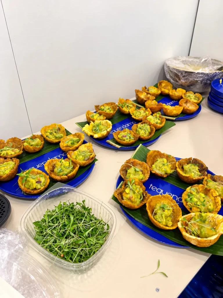 Bandejas de canastas de patacón con guacamole y mango de Tequendama en Fruit Attraction