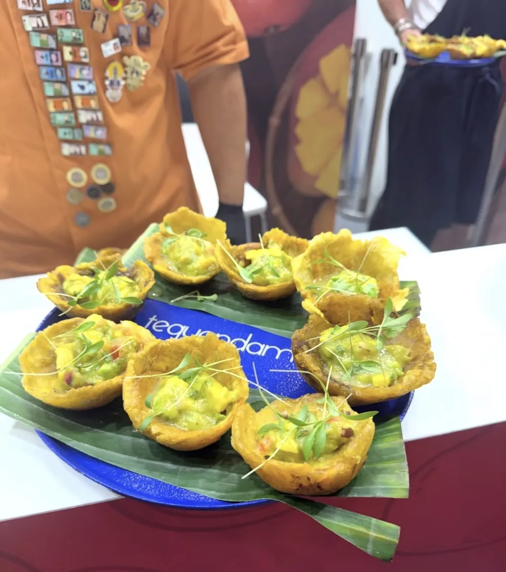 Canastas de patacón con guacamole, mango dulce, reducción de lulo y brotes de cilantro en el stand de ProColombia