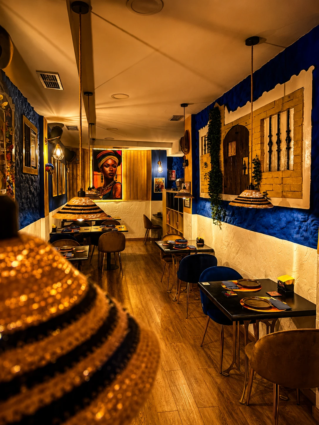 Sala del restaurante Tequendama en Las Rozas con luz cálida de noche